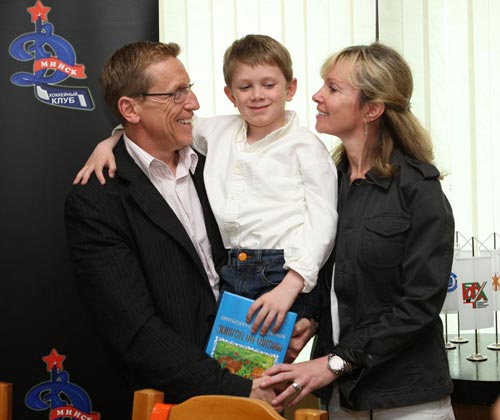 Глен Хэнлон с женой и сыном